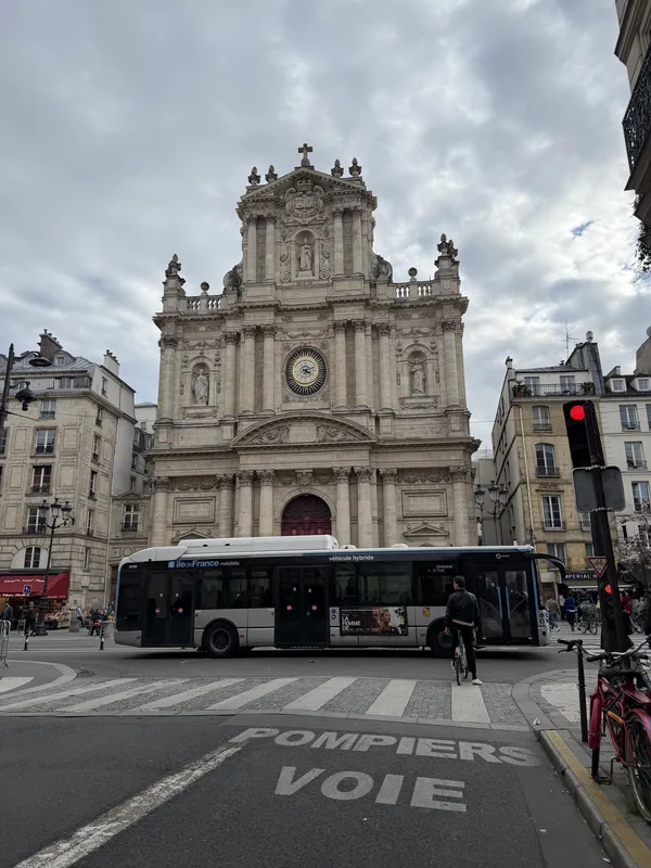 Saint-Paul-Saint-Louis, 16:21. A bus divides the Baroque in half.