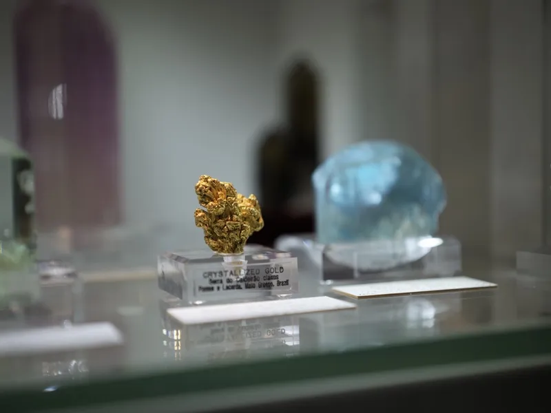 A crystallized gold nugget specimen from Serra do Caraçal, Mato Grosso, Brazil, displayed in a museum mineral collection